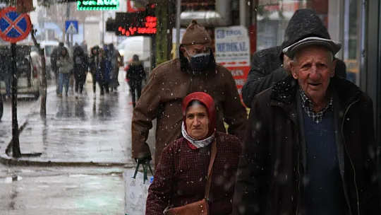 Elazığ'da uzun süredir beklenen kar yağışı başladı