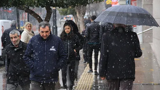 Elazığ'da uzun süredir beklenen kar yağışı başladı