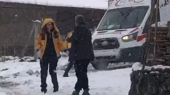 Elazığ'da kalp hastası köylü, ekiplerin yarım saatlik çalışmasıyla hastaneye kaldırıldı