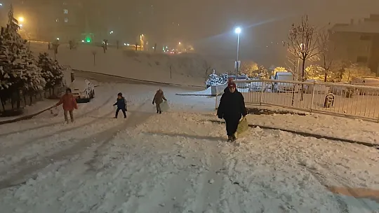 Sitemle sevinci bir arada yaşayan çocukların kar heyecanı güldürdü