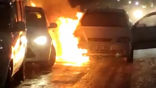 Elazığ'da İki Araç Alev Aldı