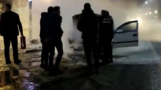 Elazığ'da İki Araç Alev Aldı