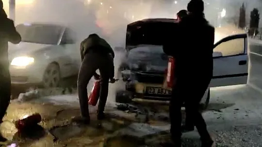 Elazığ'da İki Araç Alev Aldı