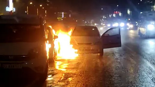 Elazığ'da İki Araç Alev Aldı