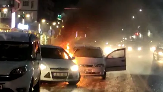 Elazığ'da İki Araç Alev Aldı