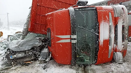 Tunceli-Elazığ Karayolunda Tır Otomobilin Üzerine Devrildi: 2 Yaralı