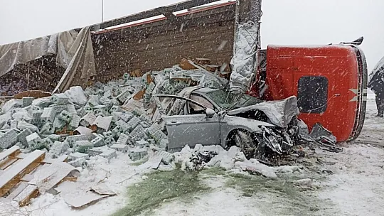 Tunceli-Elazığ Karayolunda Tır Otomobilin Üzerine Devrildi: 2 Yaralı