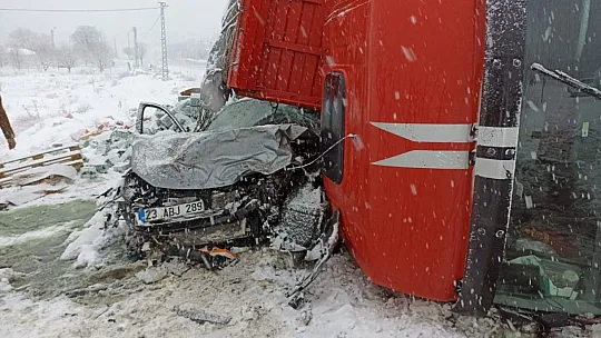 Tunceli-Elazığ Karayolunda Tır Otomobilin Üzerine Devrildi: 2 Yaralı