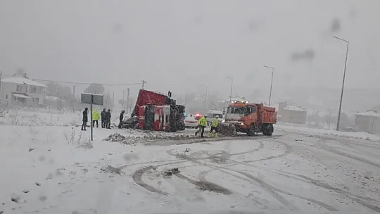 Tunceli-Elazığ Karayolunda Tır Otomobilin Üzerine Devrildi: 2 Yaralı