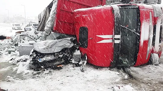 Tunceli-Elazığ Karayolunda Tır Otomobilin Üzerine Devrildi: 2 Yaralı