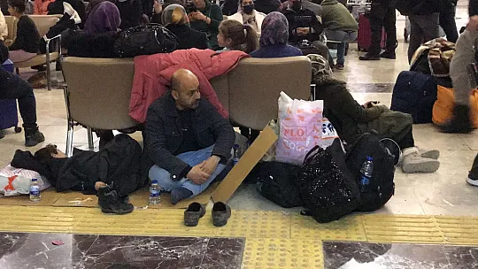 Elazığ Havalimanında Mahşeri Kalabalık...