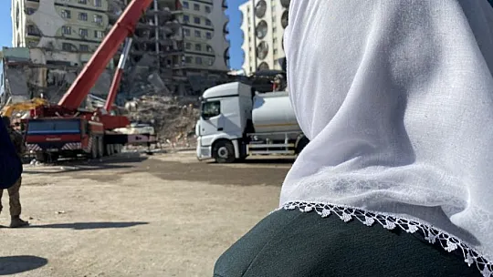 Diyarbakır'da Enkazdan Sağ Çıktı Güvenlik Güçlerine Sarıldı