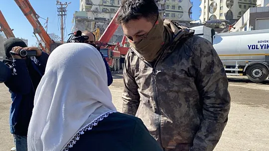 Diyarbakır'da Enkazdan Sağ Çıktı Güvenlik Güçlerine Sarıldı