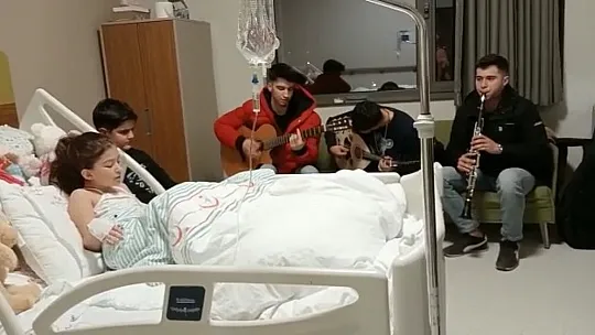 40 saat sonra enkazdan çıkartılan minik Yağmur'a hastanede mini konser