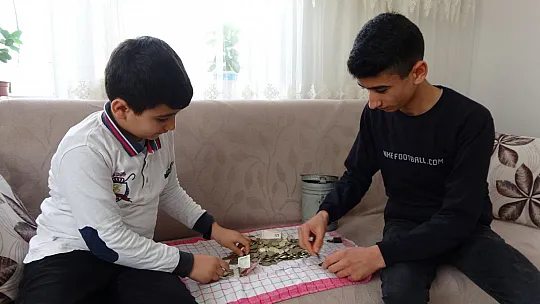 Yaşları küçük ama gönülleri büyük, kumbaralarını depremzedeler için bağışladılar
