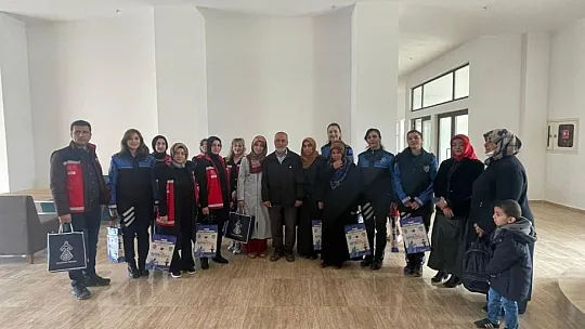 Elazığ polisi depremzede kadınların gününü kutladı