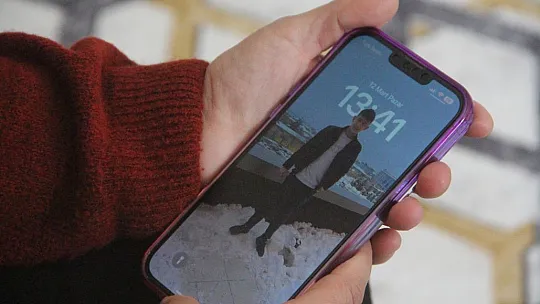 Enkazda bulamadığı oğlunu arıyor
