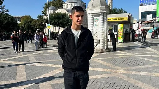 Enkazda bulamadığı oğlunu arıyor