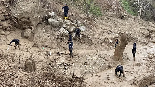 Elazığ İl Emniyet Müdürlüğüne Bağlı Polis Dalgıç Ekipleri Arama Ve Kurtarma Çalışmalarını Sürdürüyor
