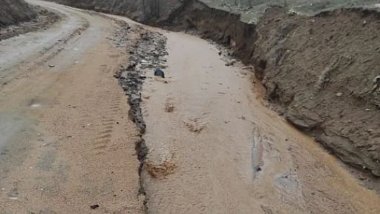 Elazığ'da çöken köy yolları ulaşıma kapandı