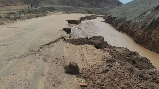 Elazığ'da çöken köy yolları ulaşıma kapandı