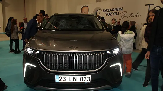 Elazığ'da Türkiye'nin milli otomobili Togg'a vatandaşlardan büyük ilgi