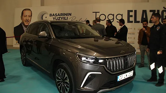 Elazığ'da Türkiye'nin milli otomobili Togg'a vatandaşlardan büyük ilgi