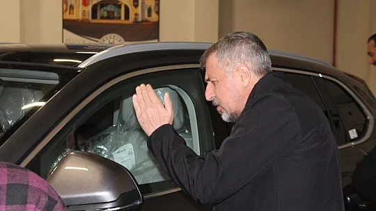 Elazığ'da Türkiye'nin milli otomobili Togg'a vatandaşlardan büyük ilgi