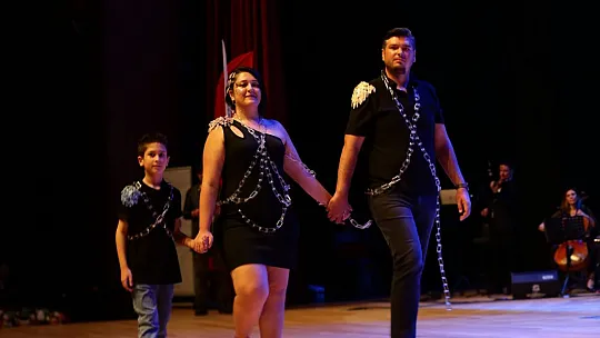 Camdan tasarlanan giysiler büyüledi