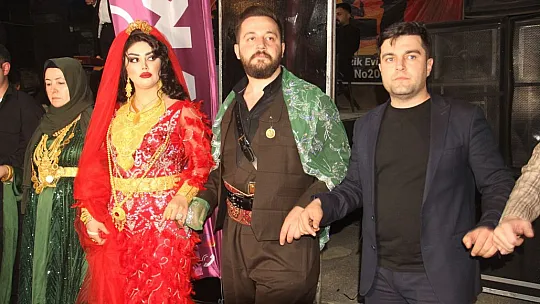 Böyle düğün görülmedi: Damada 5 milyon 300 bin lira, İranlı geline 15 kilo altın takıldı