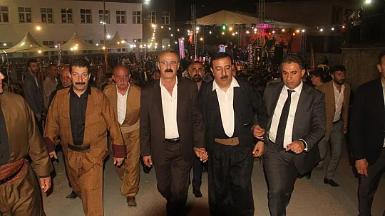 Böyle düğün görülmedi: Damada 5 milyon 300 bin lira, İranlı geline 15 kilo altın takıldı