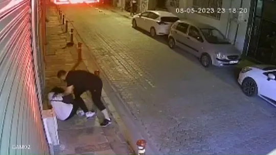 İzmir'de sokak ortasında kadına öldüresiye şiddet kamerada