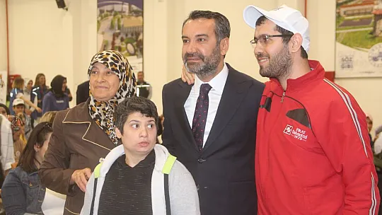 Elazığ'da engelli bireyler doyasıya eğlendi