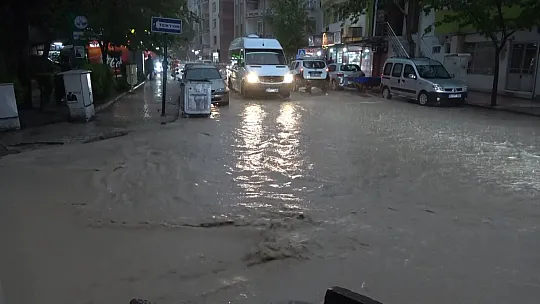 Elazığ'da sağanak etkili oldu, yollar göle döndü