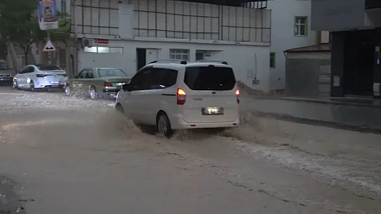 Elazığ'da sağanak etkili oldu, yollar göle döndü