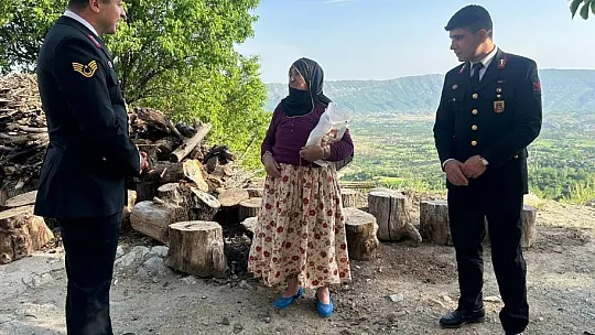 Elazığ'da jandarma ekipleri şehit annelerini unutmadı