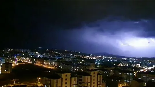 Elazığ'da şimşekler geceyi aydınlattı