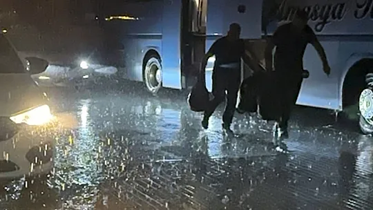 Elazığ'da şimşekler geceyi aydınlattı