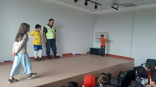 Elazığ'da jandarma ekipleri, öğrencilere trafik eğitimi verdi