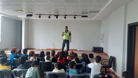 Elazığ'da jandarma ekipleri, öğrencilere trafik eğitimi verdi