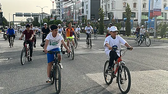 Bisiklet Günü'nü pedal çevirerek kutladılar
