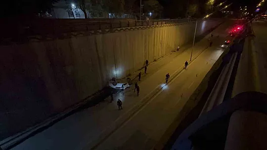 Elazığ'da Aydınlatma Direğine Çarpan Otomobil Takla Attı!