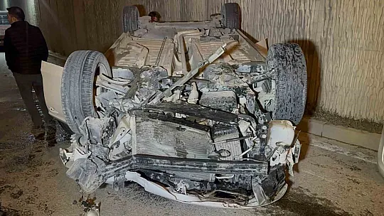 Elazığ'da Aydınlatma Direğine Çarpan Otomobil Takla Attı!