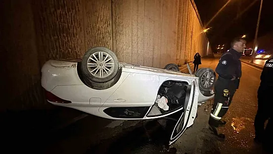 Elazığ'da Aydınlatma Direğine Çarpan Otomobil Takla Attı!