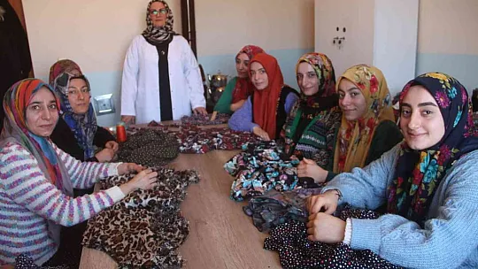 Aynı çatı altında hem öğrenciler hem de aileleri eğitim alıyor