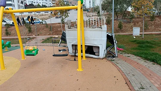 Direksiyon hakimiyetini kaybeden pikap, ikiye bölündü
