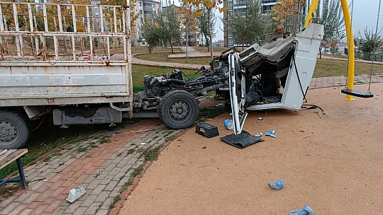 Direksiyon hakimiyetini kaybeden pikap, ikiye bölündü