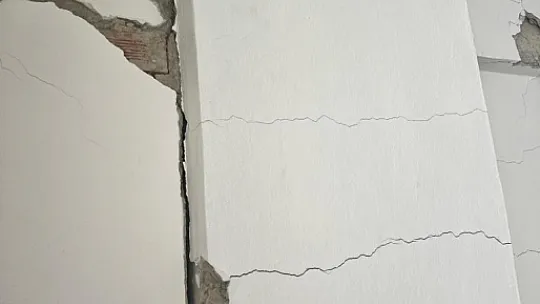 Elazığ'da Binalarının Kolonları Zarar Gören Vatandaşlar Korkudan Evlerine Giremiyor