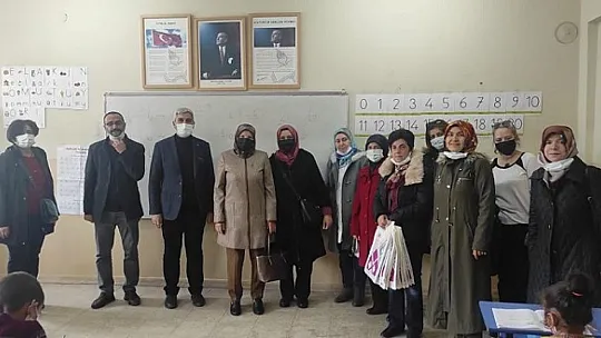 Fırat Üniversitesi Kadınlar Kolundan İlkokul Öğrencilerine Kırtasiye ve Giysi Yardımı