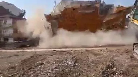 Biri Korna İle Yıkıldı, Diğeri Tek Dokunuşta Yerle Bir Oldu